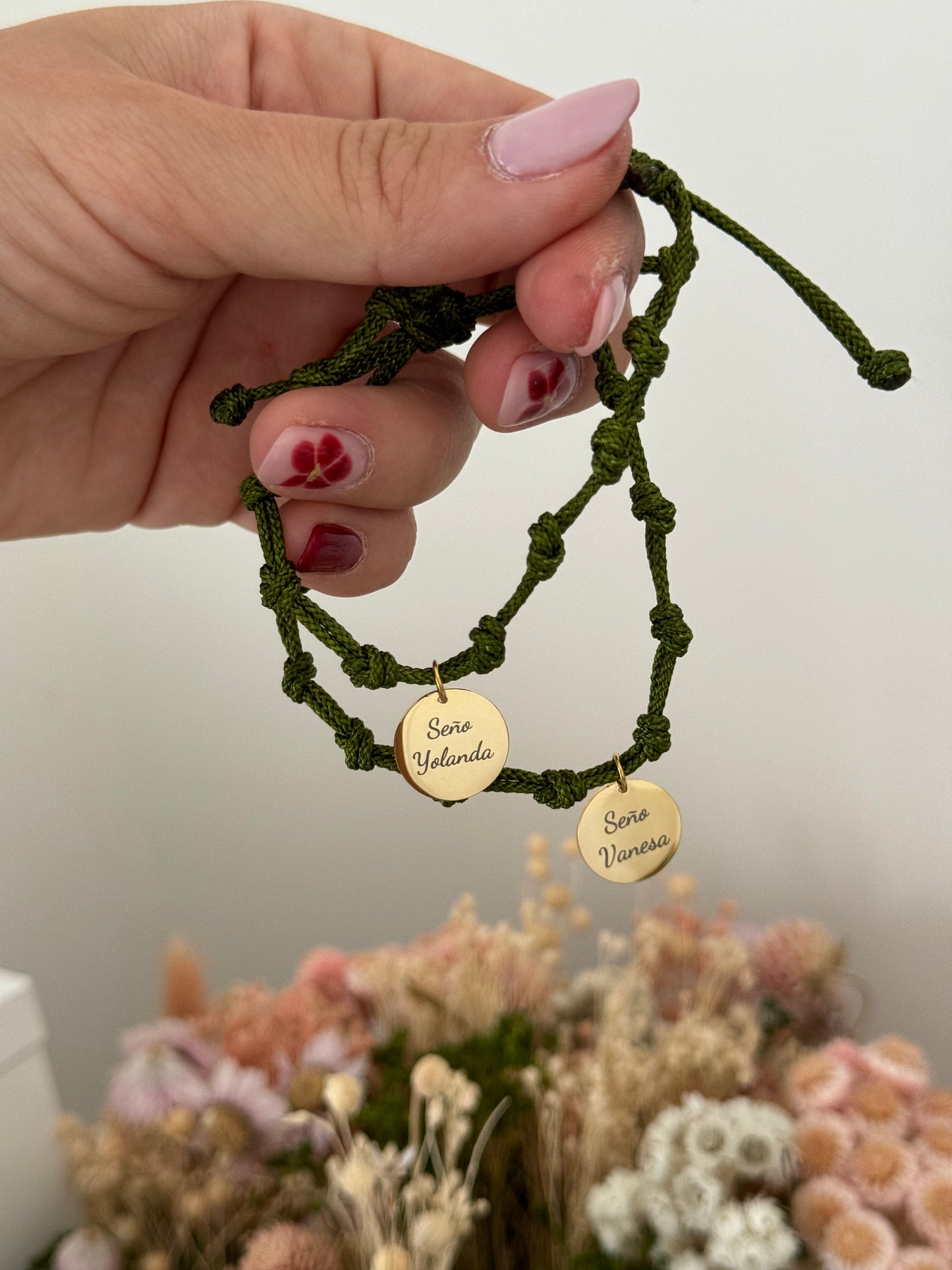 Pulsera nudo chapa grabada