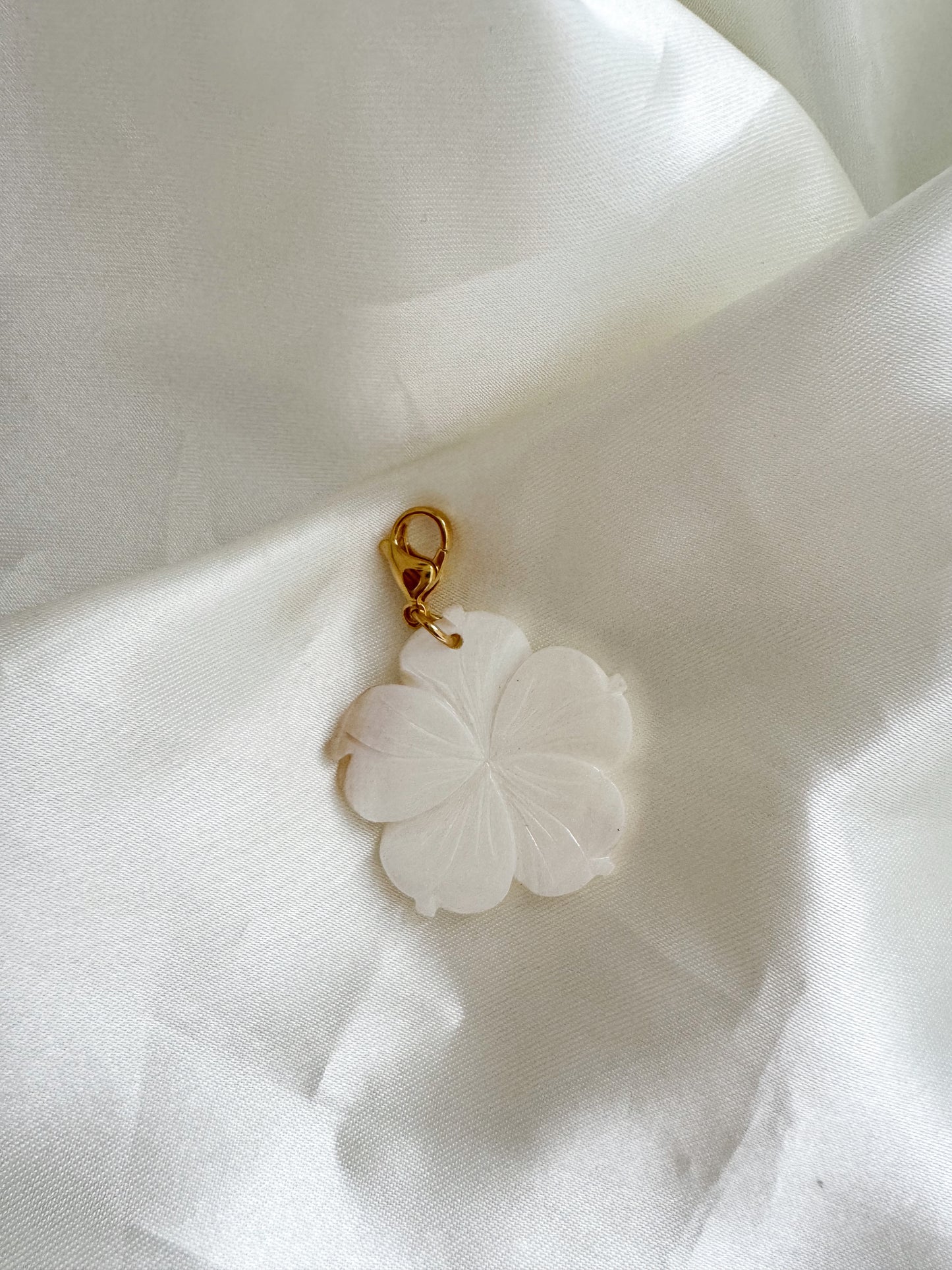 Charms flor nácar