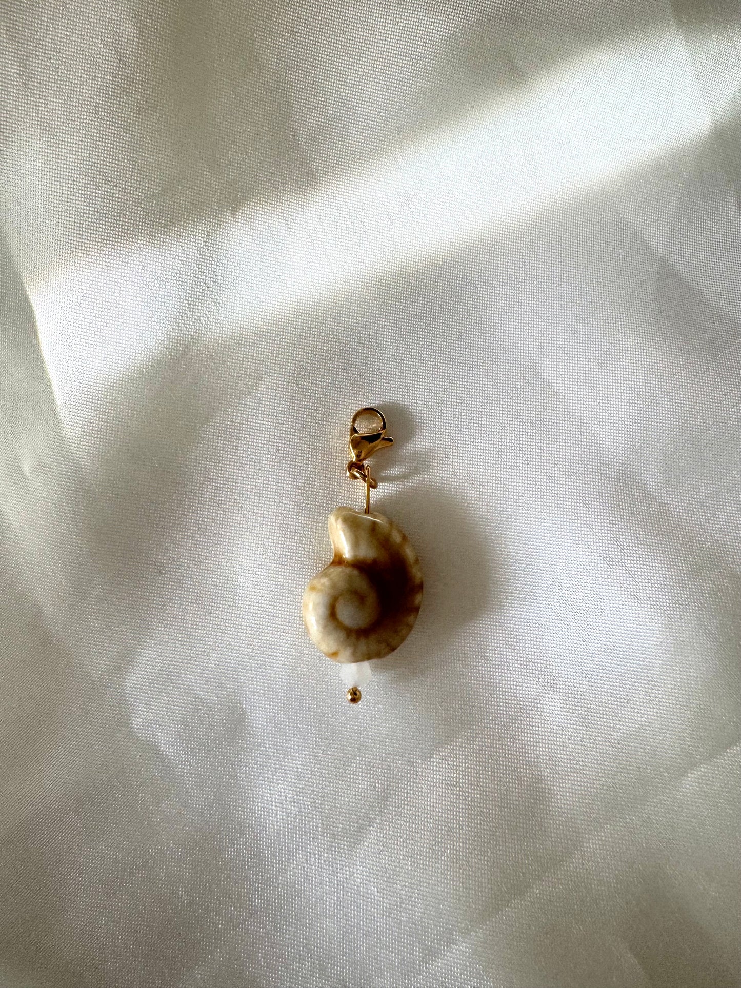 Charms caracola beige