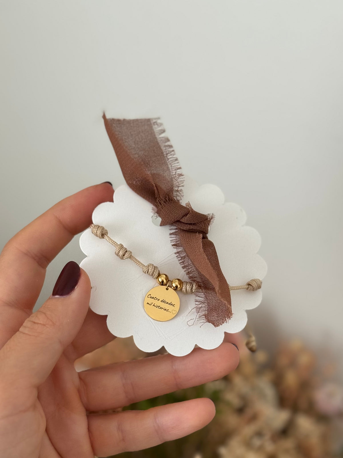 Pulsera nudo grabada tarjeta flor