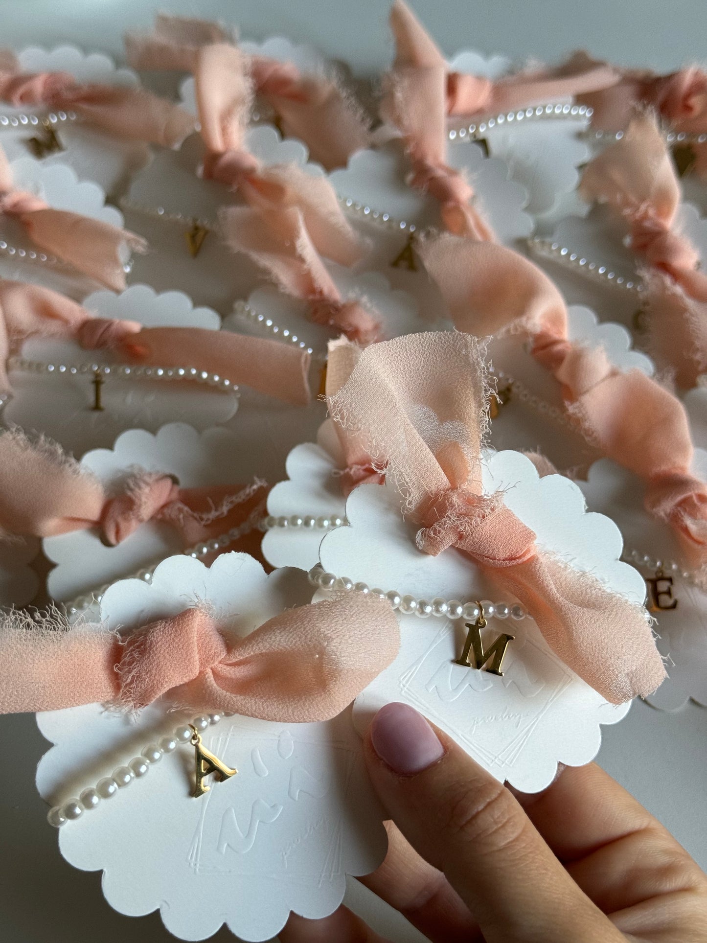 Pulsera clásica inicial tarjeta flor