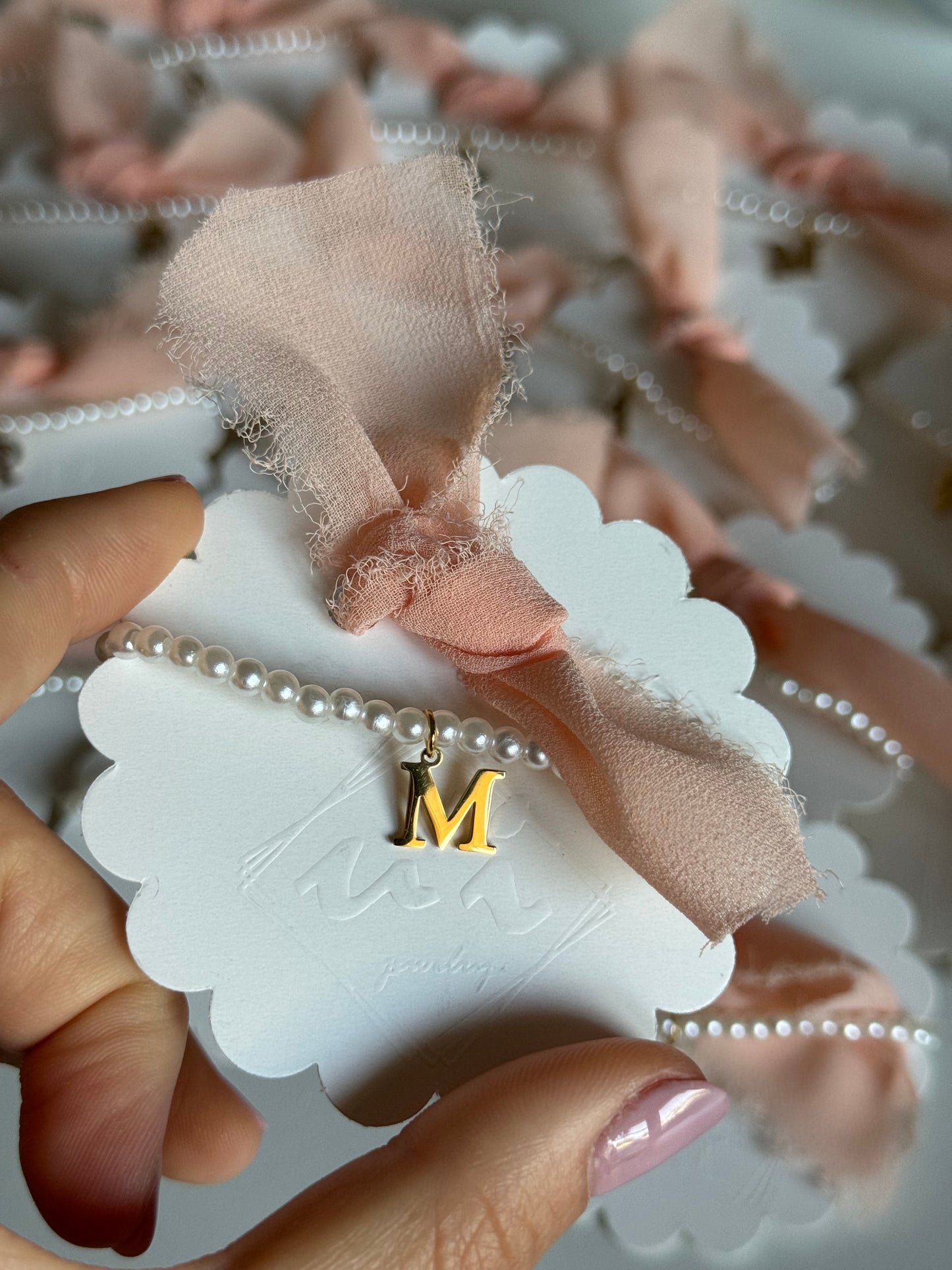 Pulsera clásica inicial tarjeta flor